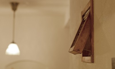 大阪府Ａさん邸：温かみのある木のキッチンが主役の、レトロナチュラルな空間 (オーダーメイドの木枠の小窓を壁に。)