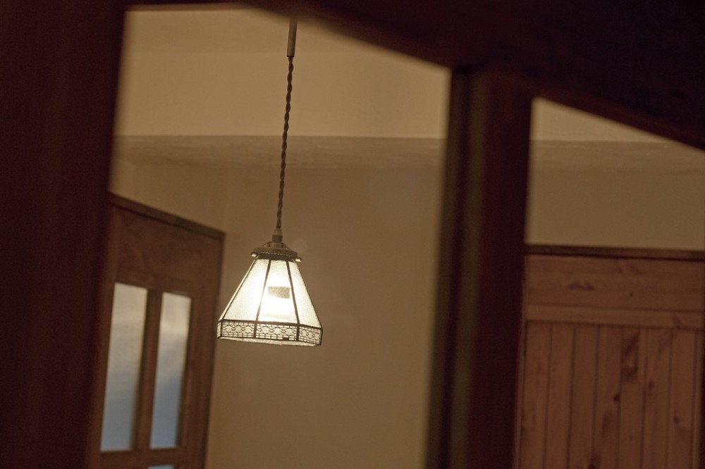 大阪府Ａさん邸：温かみのある木のキッチンが主役の、レトロナチュラルな空間 (一つひとつこだわりの照明)