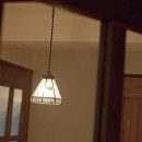 大阪府Ａさん邸：温かみのある木のキッチンが主役の、レトロナチュラルな空間の写真 一つひとつこだわりの照明