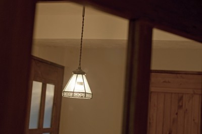 一つひとつこだわりの照明 (大阪府Ａさん邸：温かみのある木のキッチンが主役の、レトロナチュラルな空間)
