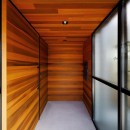 haus-cros / 十字フレームが印象付ける和洋折衷テイストの箱型中庭住宅の写真 haus-cros 玄関