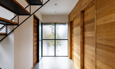 haus-cros / 十字フレームが印象付ける和洋折衷テイストの箱型中庭住宅 (haus-cros 玄関)