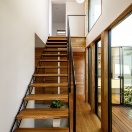haus-cros / 十字フレームが印象付ける和洋折衷テイストの箱型中庭住宅 (haus-cros 階段)