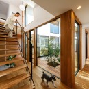haus-cros / 十字フレームが印象付ける和洋折衷テイストの箱型中庭住宅の写真 haus-cros 階段＆中庭