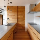 haus-cros / 十字フレームが印象付ける和洋折衷テイストの箱型中庭住宅の写真 haus-cros キッチン