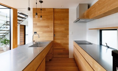 haus-cros / 十字フレームが印象付ける和洋折衷テイストの箱型中庭住宅 (haus-cros キッチン)