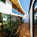 haus-cros / 十字フレームが印象付ける和洋折衷テイストの箱型中庭住宅の写真 haus-cros 中庭