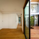 haus-cros / 十字フレームが印象付ける和洋折衷テイストの箱型中庭住宅の写真 haus-cros 寝室