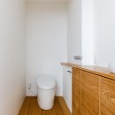 haus-cros / 十字フレームが印象付ける和洋折衷テイストの箱型中庭住宅の写真 haus-cros トイレ
