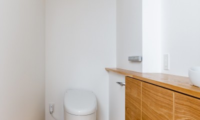 haus-cros / 十字フレームが印象付ける和洋折衷テイストの箱型中庭住宅 (haus-cros トイレ)