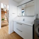 haus-cros / 十字フレームが印象付ける和洋折衷テイストの箱型中庭住宅の写真 haus-cros 洗面室
