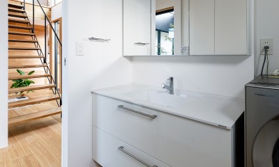 haus-cros / 十字フレームが印象付ける和洋折衷テイストの箱型中庭住宅 (haus-cros 洗面室)