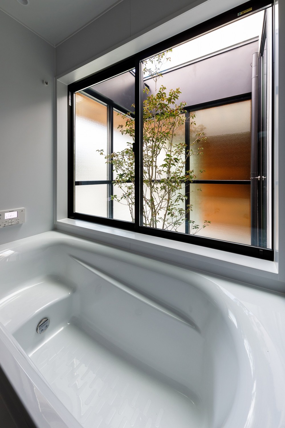 haus-cros / 十字フレームが印象付ける和洋折衷テイストの箱型中庭住宅 (haus-cros 浴室)