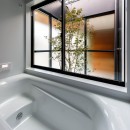 haus-cros / 十字フレームが印象付ける和洋折衷テイストの箱型中庭住宅の写真 haus-cros 浴室