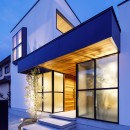 haus-cros / 十字フレームが印象付ける和洋折衷テイストの箱型中庭住宅の写真 haus-cros 外観