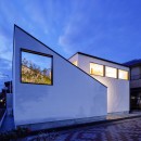 haus-cros / 十字フレームが印象付ける和洋折衷テイストの箱型中庭住宅の写真 haus-cros 外観