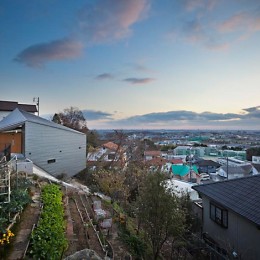 K HOUSE 高台からの眺望を望む、小屋のような住処 (外観１)