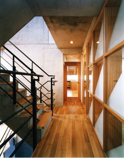 階段ホール (【Ｔ字路に建つ家】　　外へと膨らみ、内を包み込む曲面の壁)