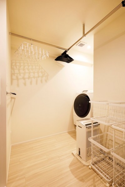 脱衣室は、室内干しのできる洗濯スペース (これまでの住まいの、お気に入りポイントはいかして不満点を解消した新しい住まい。)