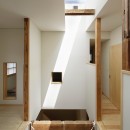 東五反田の住宅/ 空き家木造住宅のリノベーションの写真 吹抜けとトップライト