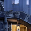 東五反田の住宅/ 空き家木造住宅のリノベーションの写真 玄関夕景