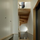 桜上水の住宅 / 半地下と屋上の効果の写真 玄関と階段