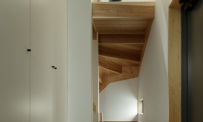 玄関と階段｜桜上水の住宅 / 半地下と屋上の効果