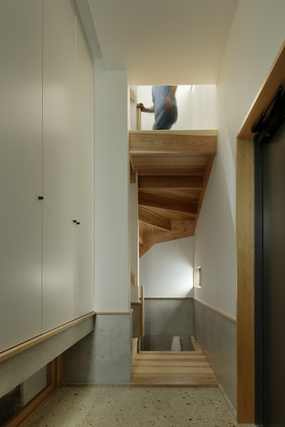 玄関と階段 (桜上水の住宅 / 半地下と屋上の効果)
