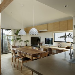 桜上水の住宅 / 半地下と屋上の効果 (ダイニングキッチン)