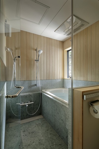 浴室 (桜上水の住宅 / 半地下と屋上の効果)