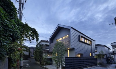 外観夕景｜桜上水の住宅 / 半地下と屋上の効果