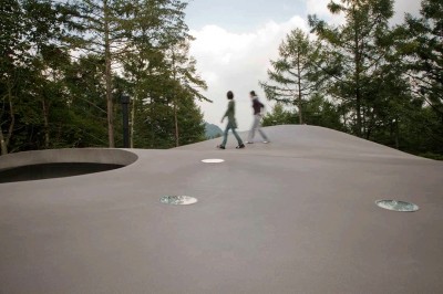 屋根の上で手軽な「山登り」 (軽井沢カウンターポイント - 森に浮かぶコンクリート屋根の別荘 -)