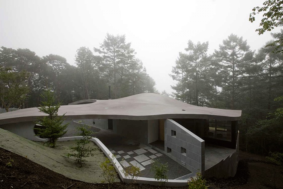 外観事例：霧に包まれた曲面屋根（軽井沢カウンターポイント - 森に浮かぶコンクリート屋根の別荘 -）