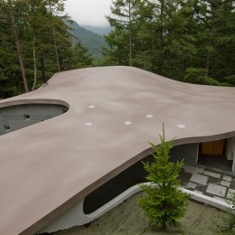 軽井沢カウンターポイント - 森に浮かぶコンクリート屋根の別荘 - (コンクリート屋根を敷地上部より見おろす)