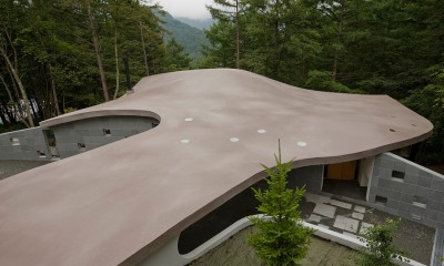 軽井沢カウンターポイント - 森に浮かぶコンクリート屋根の別荘 - (コンクリート屋根を敷地上部より見おろす)