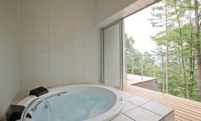 テラス越しに外部に開かれた浴室｜軽井沢カウンターポイント - 森に浮かぶコンクリート屋根の別荘 -