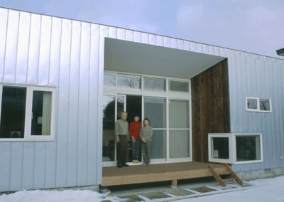 3断面の家 - 寒冷地のコンパクト住居 (庭に開かれた中央のテラス)