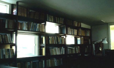 本棚に組み込まれたランダム窓｜3断面の家 - 寒冷地のコンパクト住居