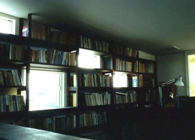 本棚に組み込まれたランダム窓 (3断面の家 - 寒冷地のコンパクト住居)