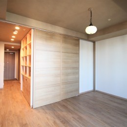 スライドドアで部屋を分ける 無垢の床とモールテックス仕上げの部屋 ベッドルーム事例 Suvaco スバコ