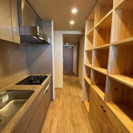 無垢の床とモールテックス仕上げの部屋 (キッチンと収納棚)