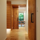 シンプルモダンな木の空間の写真 玄関ホール