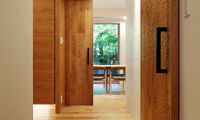 シンプルモダンな木の空間 (玄関ホール)