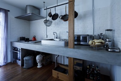 キッチン (SENSUOUS-築50年以上の古さを生かし、デザインと素材にこだわった家づくり)