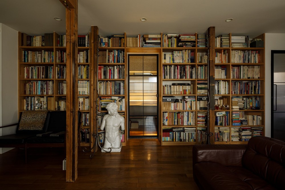 SENSUOUS-築50年以上の古さを生かし、デザインと素材にこだわった家づくり (本棚をくぐるとバスルーム)