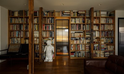 SENSUOUS-築50年以上の古さを生かし、デザインと素材にこだわった家づくり (本棚をくぐるとバスルーム)