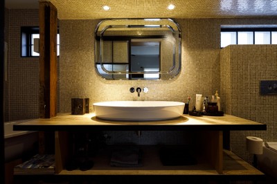 洗面所 (SENSUOUS-築50年以上の古さを生かし、デザインと素材にこだわった家づくり)