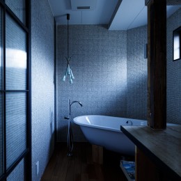 SENSUOUS-築50年以上の古さを生かし、デザインと素材にこだわった家づくり (バスルーム)