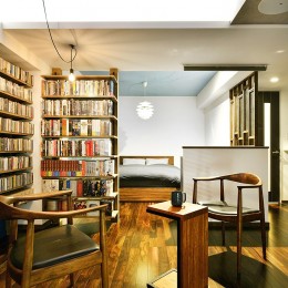 見せる書斎　壁一面のオープン棚 (「青」と「黒」のクールな趣味空間)