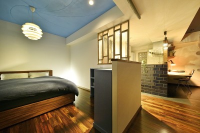 美しいアートな寝室 (「青」と「黒」のクールな趣味空間)